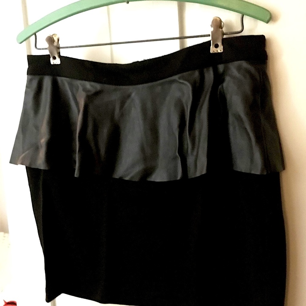 Cute little black skirt w/ruffle waist